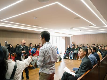  Entrega de reconocimiento a estudiante de Medicina