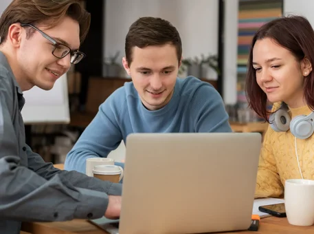 Estudia una maestría en la Universidad del Azuay