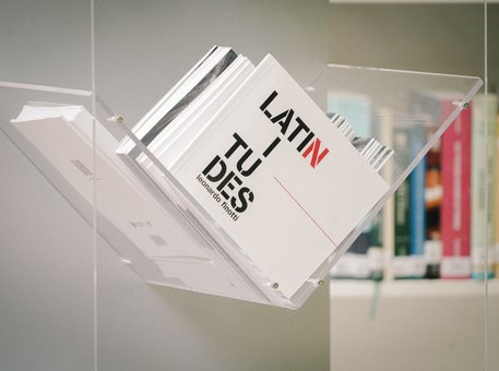 Presentación de catálogos y entrega oficial de fotografía de Leonardo Finotti