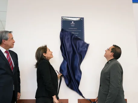 Rector recibe reconocimiento de la Facultad de Medicina