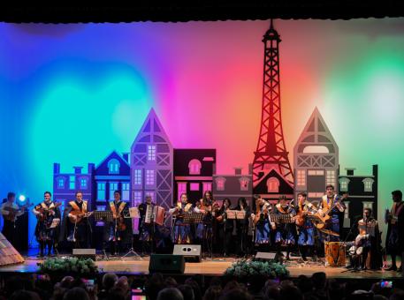 La Tuna de la Universidad del Azuay rindió homenaje a la Alianza Francesa de Cuenca por sus 60 años