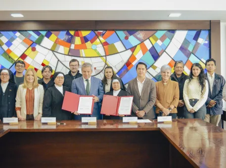 La Universidad del Azuay y la Fundación Oblatas Todosantos firman un convenio interinstitucional.