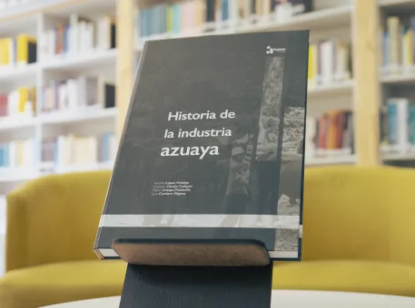 En la Universidad del Azuay se presentó el libro “Historia de la Industria Azuaya”