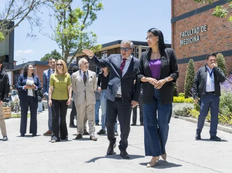 Visita de Gilda Alcívar, ministra de Educación, Deporte y Cultura del Ecuador