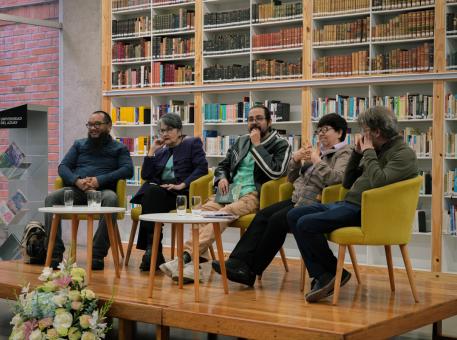 En la Universidad del Azuay se presentó el recital poético “Flashback” con la presencia de cinco poetas locales