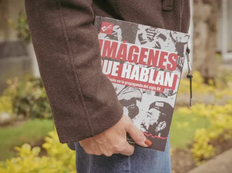 En la Universidad del Azuay se presentó el libro Imágenes que Hablan, el diseño de la propaganda del siglo XX