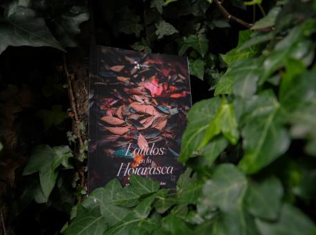 En la Universidad del Azuay se presentó el libro Latidos en la Hojarasca, de la autora Magdalena Abad Rodas