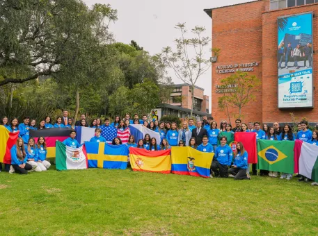 La Universidad del Azuay entregó casacas institucionales y banderas a los estudiantes y docentes que viajarán a programas de semestre y estancias cortas en el extranjero