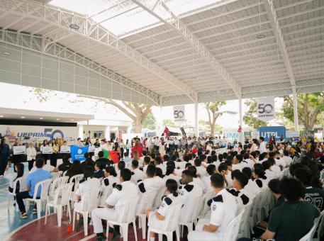 La Universidad del Azuay estuvo presente en Machala en la Feria de Universidades organizada por la Unidad Educativa Particular Bilingüe Principito & Marcel Laniado De Wind
