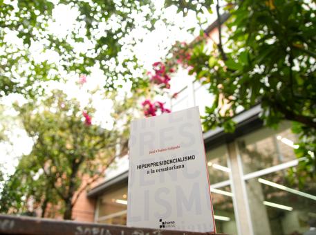 En la Universidad del Azuay se presentó el Libro Hiperpresidencialismo a la ecuatoriana, del autor José Chalco-Salgado