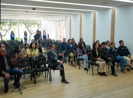 Recorrido de medios de comunicación al SimLab