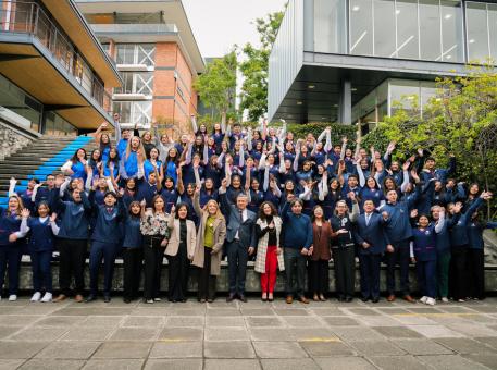 Entrega de uniformes a los estudiantes de las carreras de: Educación Inicial, Educación Básica, Educación Especial y Pedagogía de los Idiomas nacionales y extranjeros