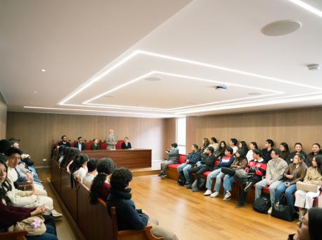 Diplomacia pública y cooperación internacional llegan a la Universidad del Azuay