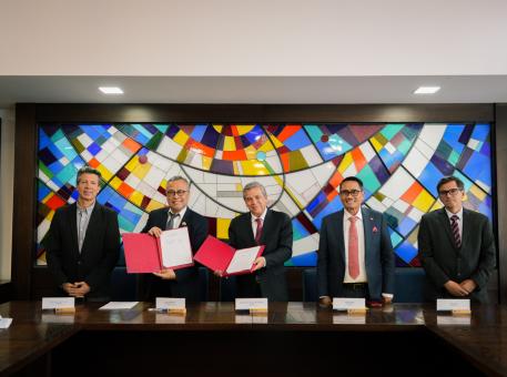 La Universidad del Azuay firmó un convenio con el Institut Teknologi Bandung de Indonesia
