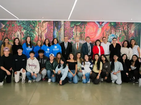 La Universidad del Azuay entregó casacas institucionales a estudiantes y docentes internacionales