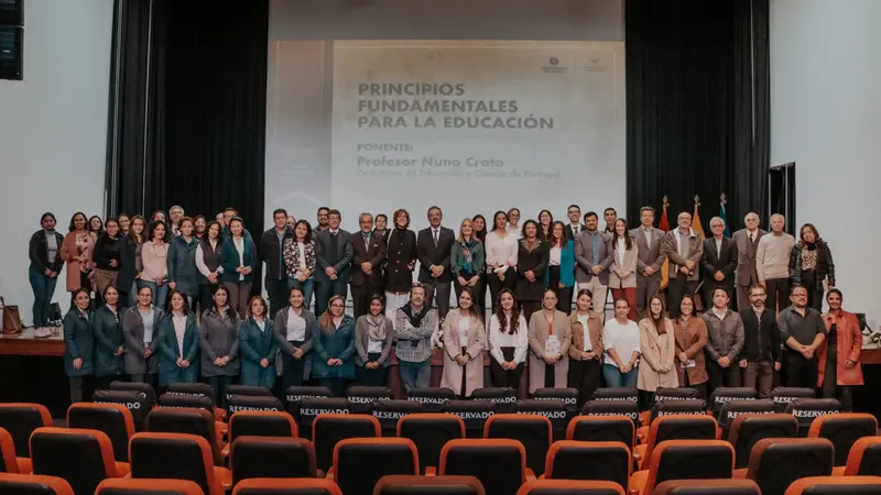 El valor de la lectura para expandir la mente y conectar el conocimiento con el Prof. Nuno Crato y la Mgst. Diana Castellanos