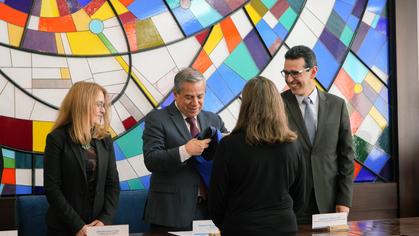Entrega de casacas institucionales a personal docente y administrativo