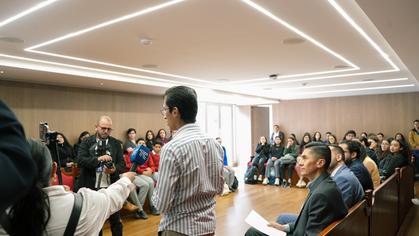  Entrega de reconocimiento a estudiante de Medicina