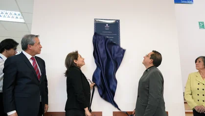 Rector recibe reconocimiento de la Facultad de Medicina