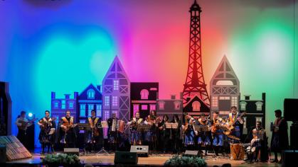 La Tuna de la Universidad del Azuay rindió homenaje a la Alianza Francesa de Cuenca por sus 60 años