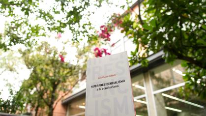 En la Universidad del Azuay se presentó el Libro Hiperpresidencialismo a la ecuatoriana, del autor José Chalco-Salgado