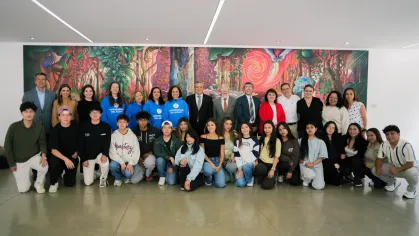 La Universidad del Azuay entregó casacas institucionales a estudiantes y docentes internacionales