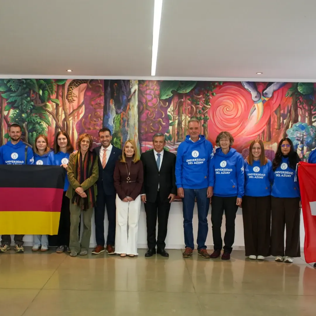 La Universidad del Azuay entregó casacas institucionales a estudiantes y docentes internacionales