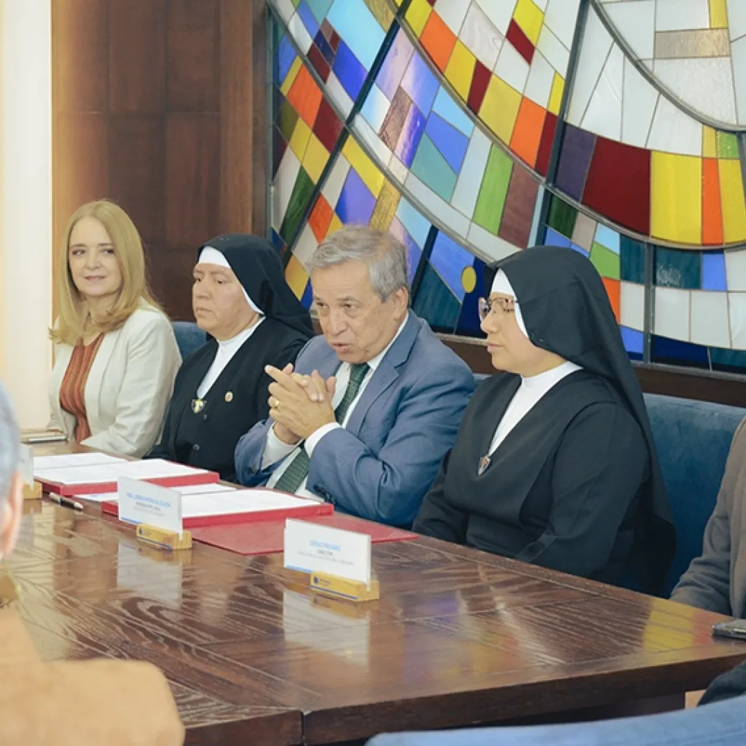 La Universidad del Azuay y la Fundación Oblatas Todosantos firman un convenio interinstitucional. 
