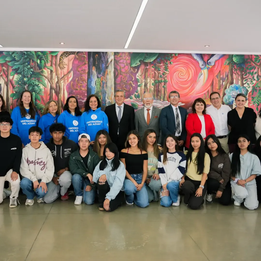 La Universidad del Azuay entregó casacas institucionales a estudiantes y docentes internacionales