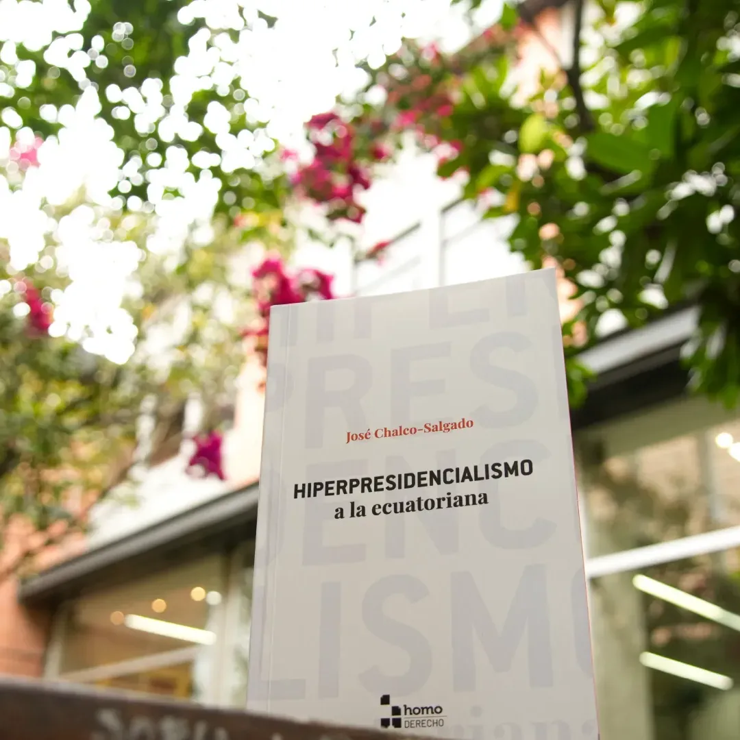 En la Universidad del Azuay se presentó el libro Hiperpresidencialismo a la ecuatoriana, de José Chalco-Salgado