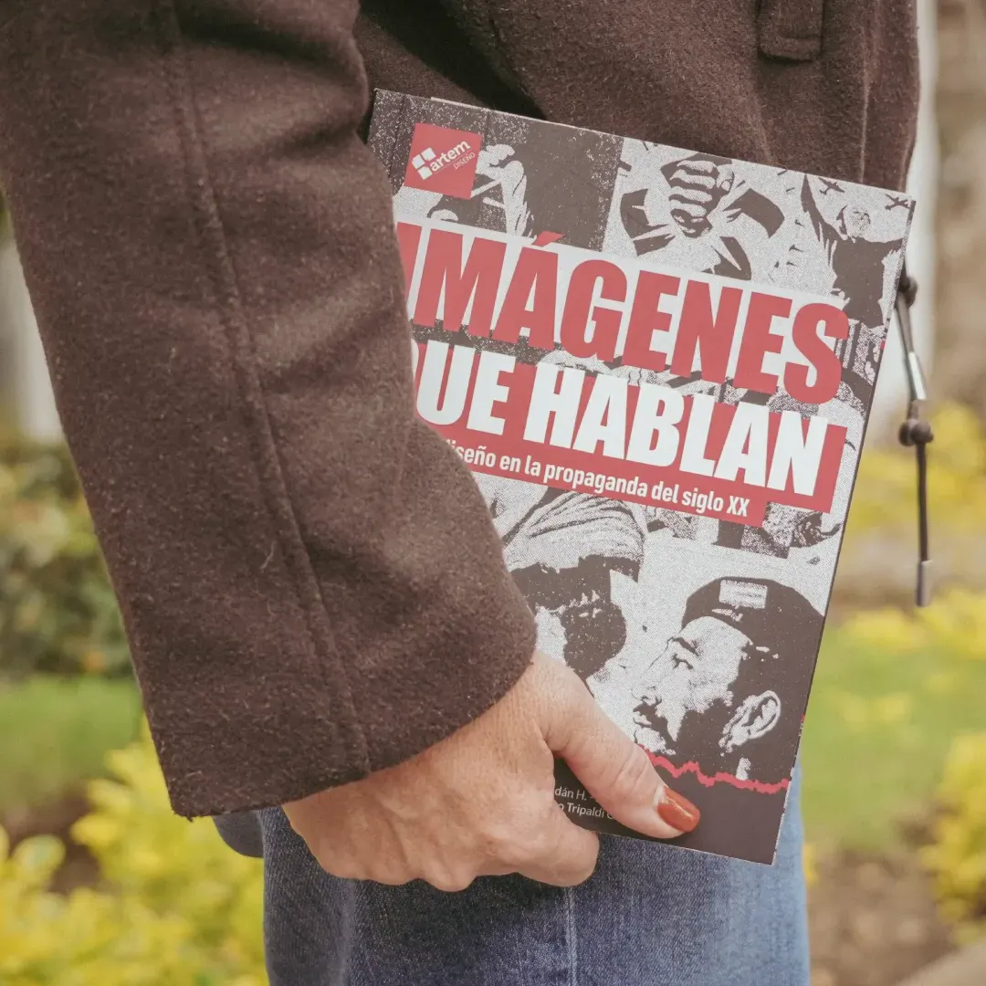 En la Universidad del Azuay se presentó el libro Imágenes que Hablan, el diseño de la propaganda del siglo XX 