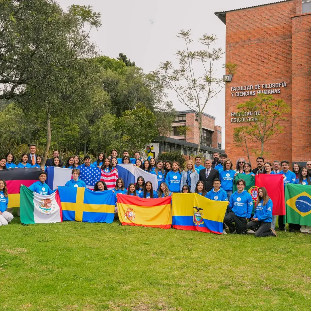 La Universidad del Azuay entregó casacas institucionales y banderas a los estudiantes y docentes que viajarán a programas de semestre y estancias cortas en el extranjero