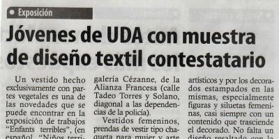 Jóvenes de UDA con muestra de diseño textil contestatario