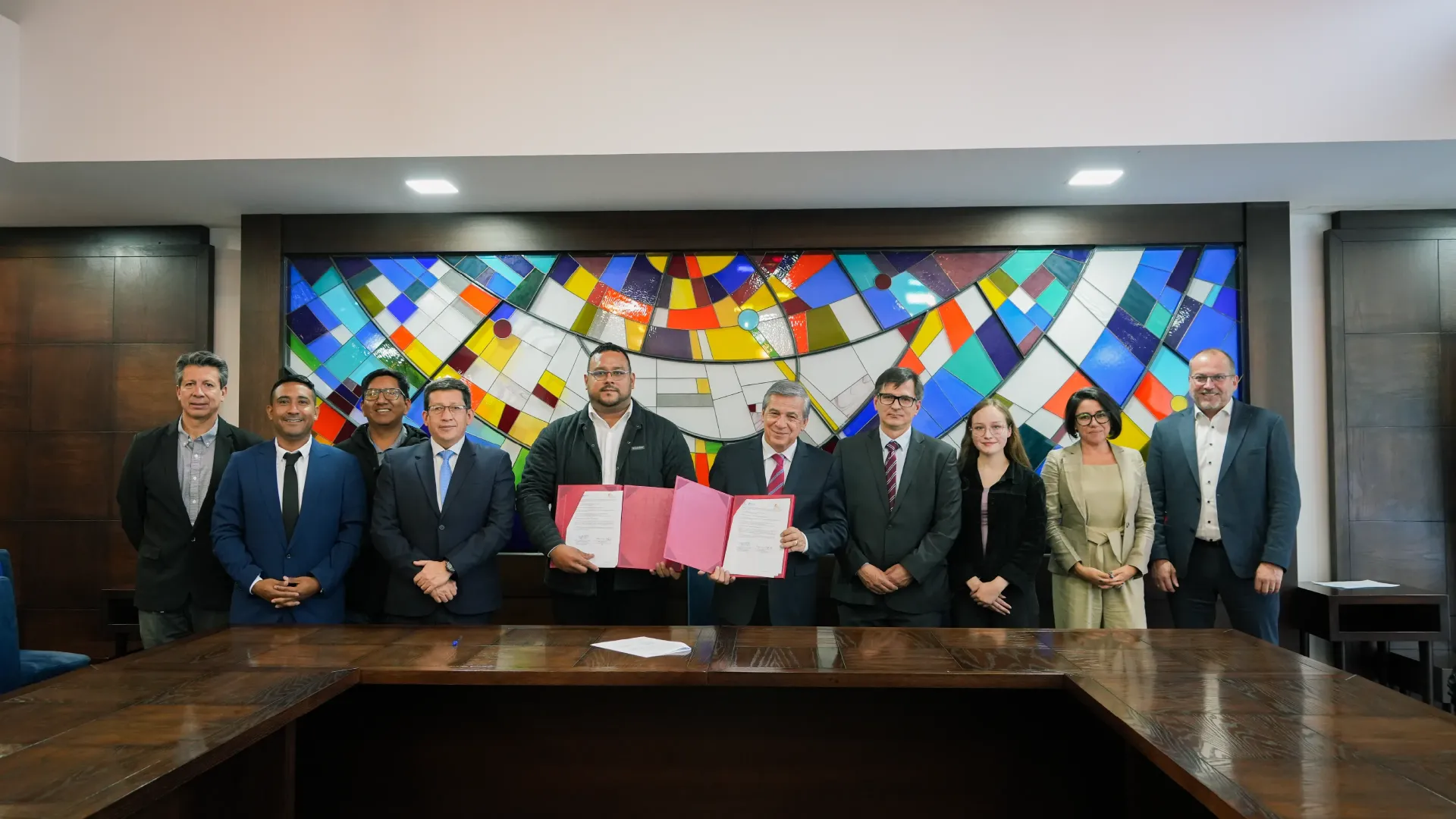 La Universidad del Azuay firmó un convenio de cooperación interinstitucional con la Empresa Eléctrica Provincial Galápagos, ELECGALÁPAGOS S.A.