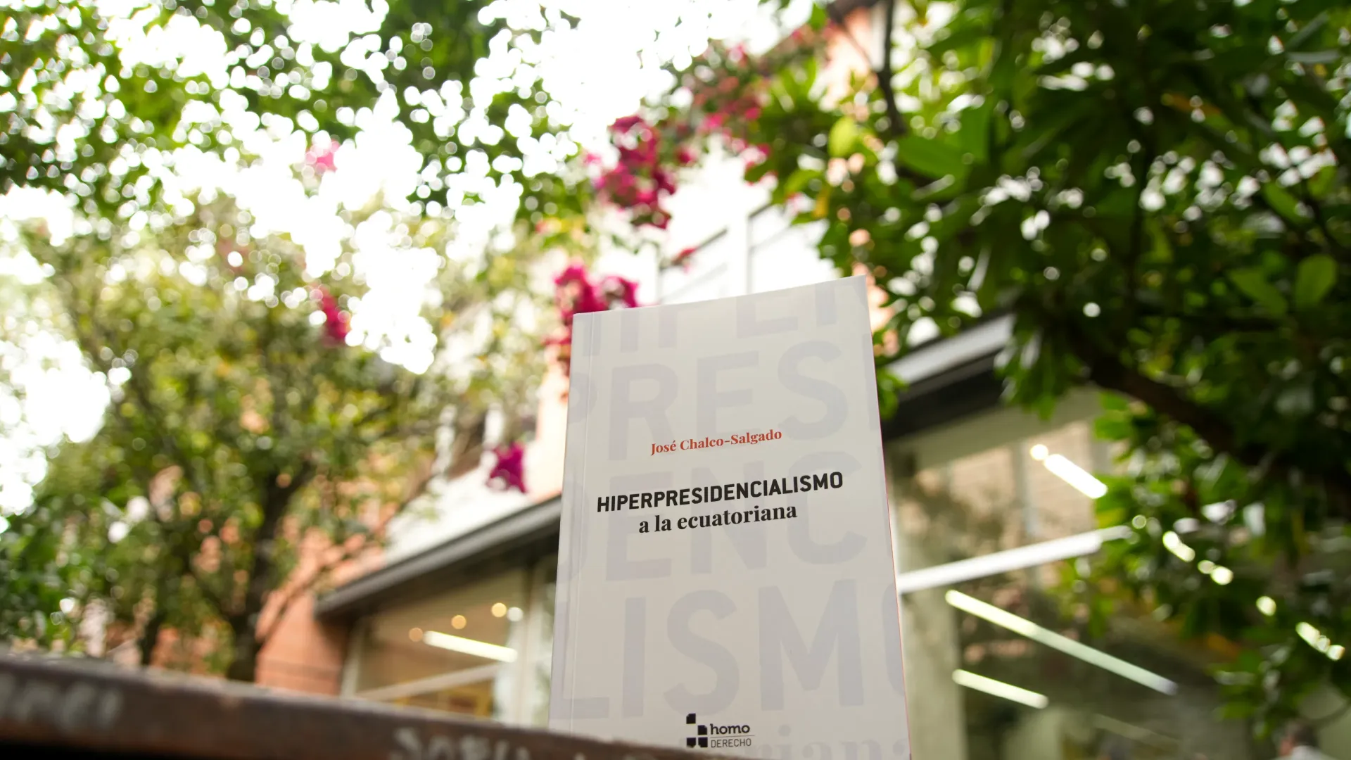 En la Universidad del Azuay se presentó el libro Hiperpresidencialismo a la ecuatoriana, de José Chalco-Salgado
