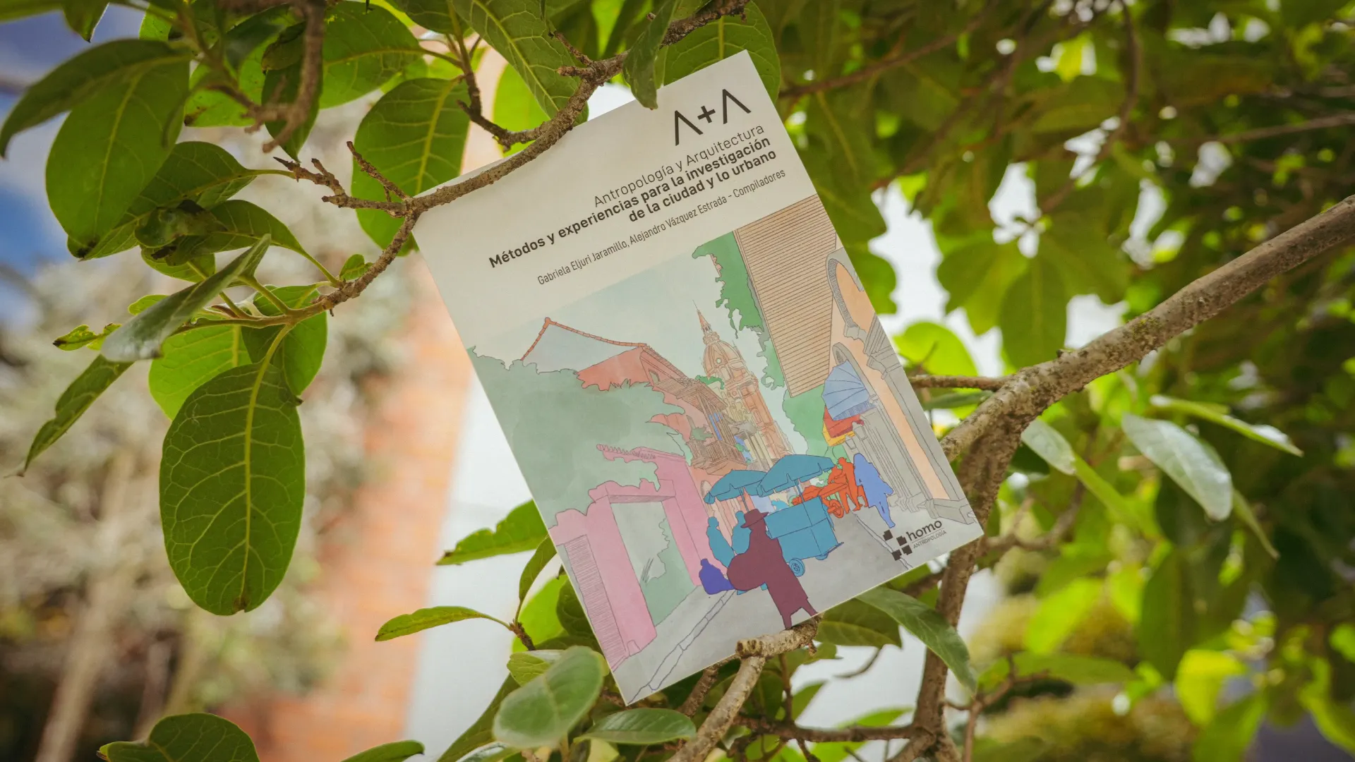 Se presentó la obra A+A Arquitectura y Antropología: Métodos y experiencias para la investigación de la ciudad y lo urbano, en la Universidad del Azuay