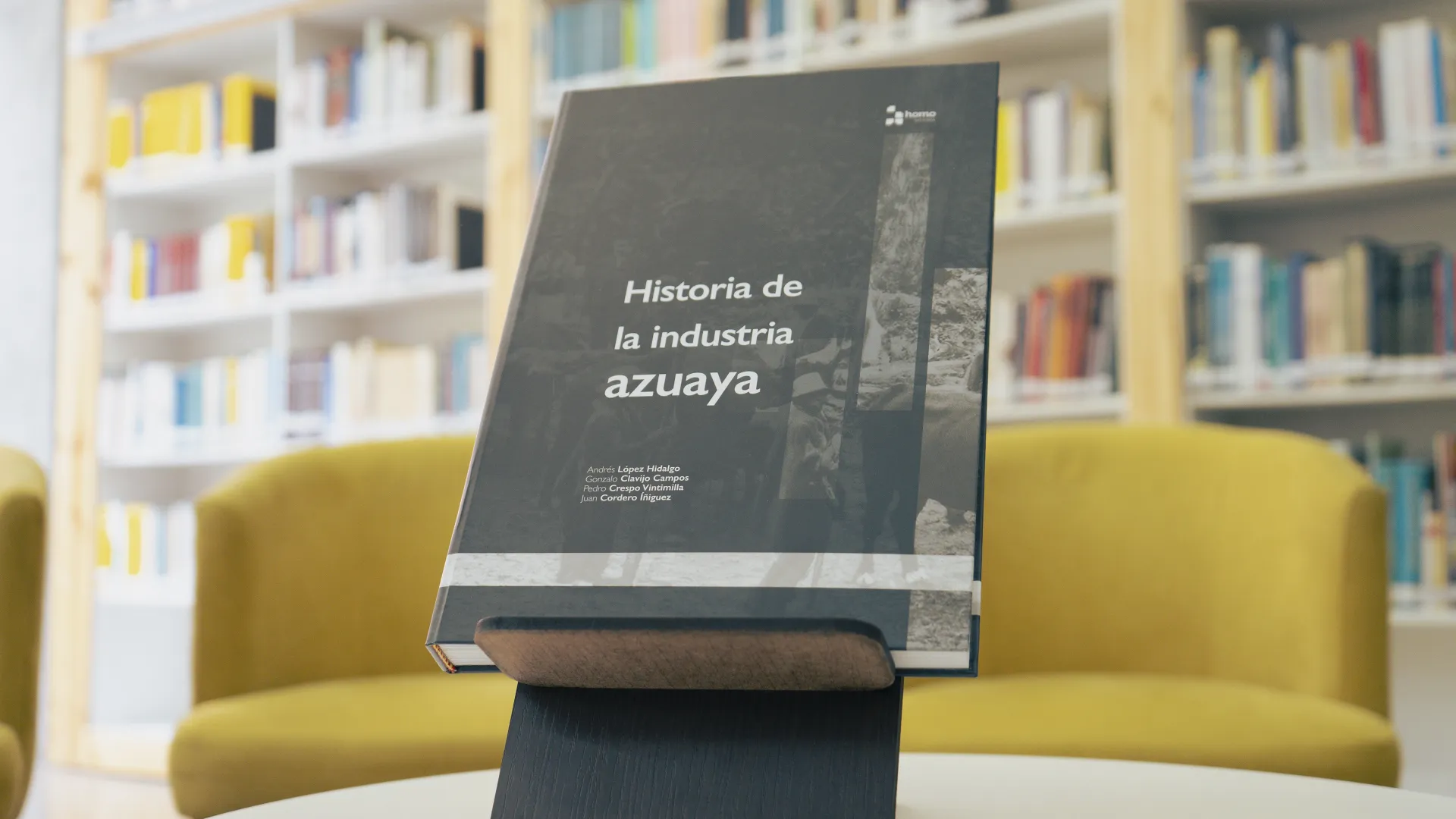 En la Universidad del Azuay se presentó el libro “Historia de la Industria Azuaya”