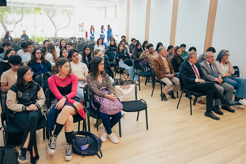 En la Universidad del Azuay se presentó el libro “Terraza Vacía”