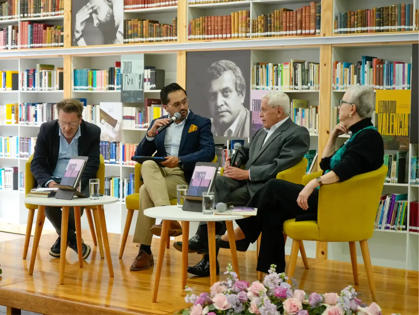 Francisco Proaño Arandi presentó su obra “Oposición a la magia seguido de La doblez”