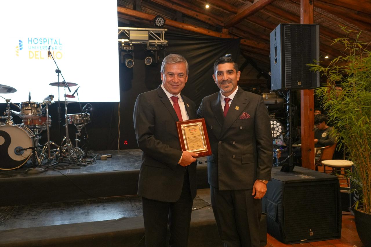 Hospital del Río reconoce la labor de la Universidad del Azuay por su aporte al desarrollo académico y profesional